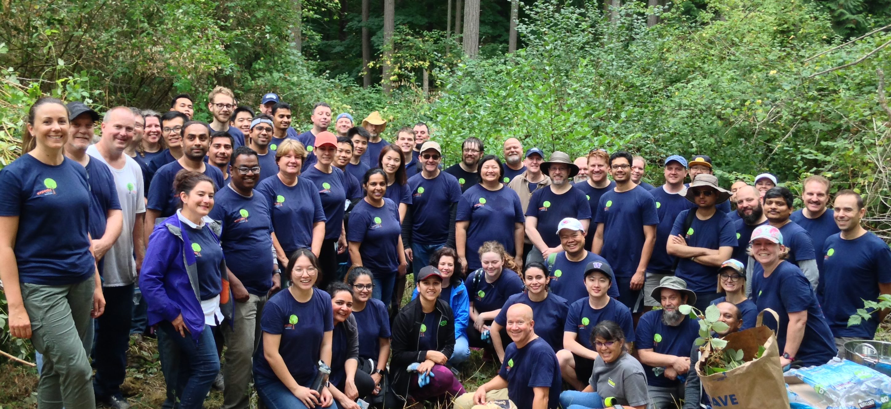Expedia volunteers work in Juanita Woodlands